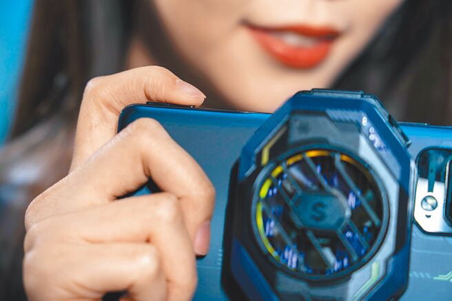 黑鲨5 Pro磁动力升降肩键2.0採用全新U型导向槽，能够还原真实按压手感，推键一下即能弹出肩键，还能依需求而自定键功能（见图），「在玩射击游戏时，有电竞手机独有的2颗快捷键是很重要的，黑鲨的新肩键按起来回馈感更高，就像键盘一样的按键回馈感，玩起来更有感觉。」另外还有推出黑鲨冰封散热背夹，不过使用时就要插上电源才能使用，相较麻烦一点。