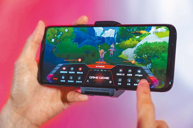 ROG Phone 6 Pro此次的Armoury Crate游戏中心、Game Genie游戏精灵全面更新，除了能在游戏中心看到效能管理，或手机温度、预计电量续航力等硬体资讯，还能调整Aura系统光或效能模式等设定，而在游戏中也能轻松从左右上角滑下，即能叫出游戏精灵（见图），可迅速在游戏中调整萤幕更新率、或进行录影等功能。