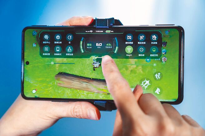 黑鲨5 Pro也打造了游戏空间与游戏助手两大功能，前者能在已下载的手游中进行各种调整设定，另外也能在游戏进行中，同样从左右上角滑下，即能开启游戏助手（见图），不仅能直接看到FPS、性能负荷及WLAN连线状态，还能直接快速设定防误触、拒接电话，或是开启挂机功能，也是相当实用、直觉式的UI设计。