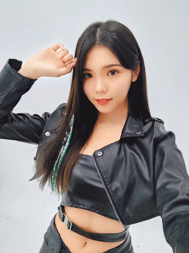 Zoe以ROG Phone 6 Pro的前镜头自拍，她感觉有点失真，滤镜感太重。（Zoe以手机自拍）