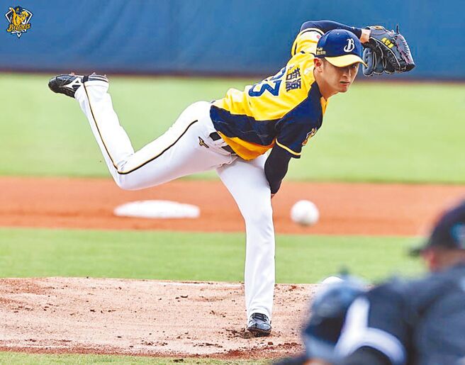 中信兄弟先發投手吳哲源用99球投6.1局，被敲9支安打，唯一失分是挨2分炮。（中信兄弟提供）