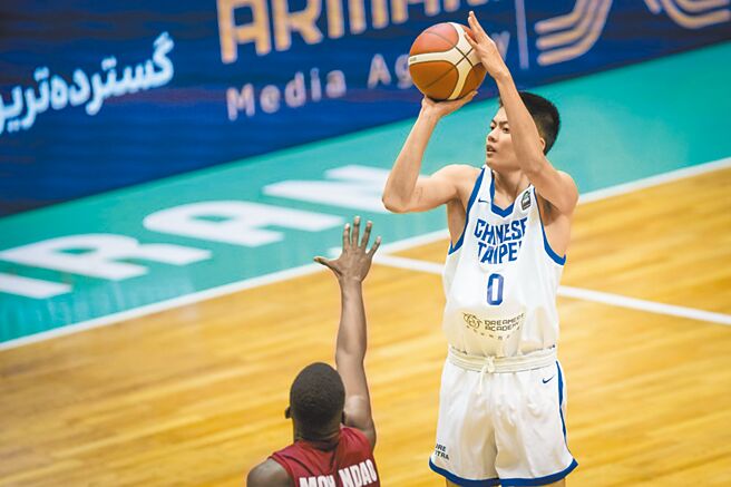 中华队叶惟捷（右）单场投进6颗三分球、独拿23分。（取自FIBA官网）