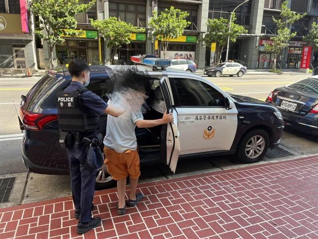 視障朋友獨自外出想北上找姐姐卻迷途，桃警助返家。(翻攝照片／蔡依珍桃園傳真)