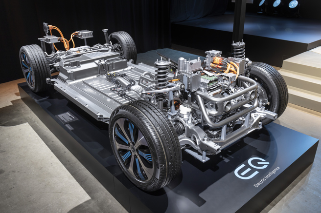 2018年宾士汽车在斯德哥尔摩展出其氢燃料电池汽车的结构设计。（图／  Mercedes-Benz）