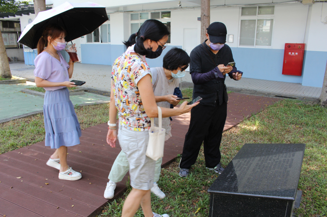 新北市私立竹林中学全体教师共同体验实境解谜活动，透过跨领域分组竞争，展现不同科别教师们的领域专长，在解题过程中研讨竹林专属实境解谜APP的设计走向，运用在教学上。(竹林中学提供)