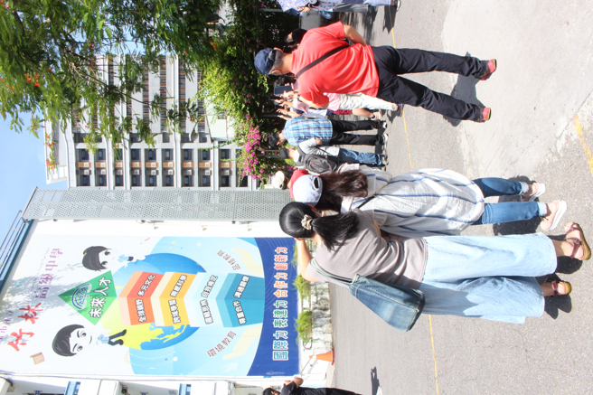 新北市私立竹林中学全体教师共同体验实境解谜活动，透过跨领域分组竞争，展现不同科别教师们的领域专长，在解题过程中研讨竹林专属实境解谜APP的设计走向，运用在教学上。(竹林中学提供)