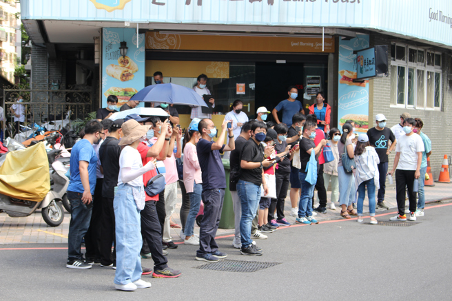 新北市私立竹林中学全体教师共同体验实境解谜活动，透过跨领域分组竞争，展现不同科别教师们的领域专长，在解题过程中研讨竹林专属实境解谜APP的设计走向，运用在教学上。(竹林中学提供)