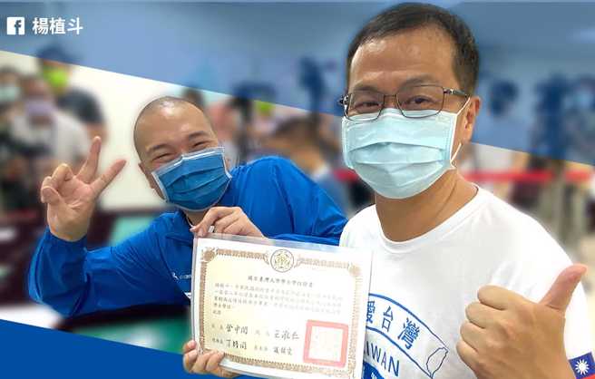 罗智强(右)表示，他现在的目标就是培养更多国民党的年轻人。左为杨植斗。（图／取自杨植斗脸书）