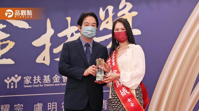 不向命运低头！生丽国际创办人徐凤娥翻转人生 获家扶基金会金扶奖表扬。(图/品观点提供)