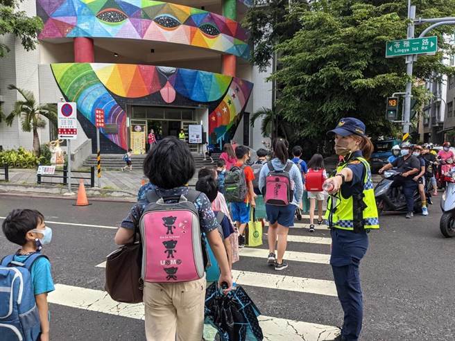 高雄市婦幼隊啟動護童專案，幫助小朋友和家長們迎接新的學年到來。（高雄市婦幼隊提供／崔正綱高雄傳真）