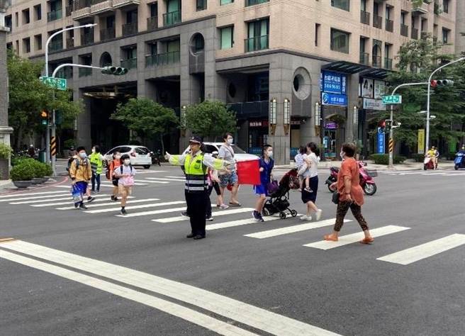 高雄市婦幼隊啟動護童專案，幫助小朋友和家長們迎接新的學年到來。（高雄市婦幼隊提供／崔正綱高雄傳真）