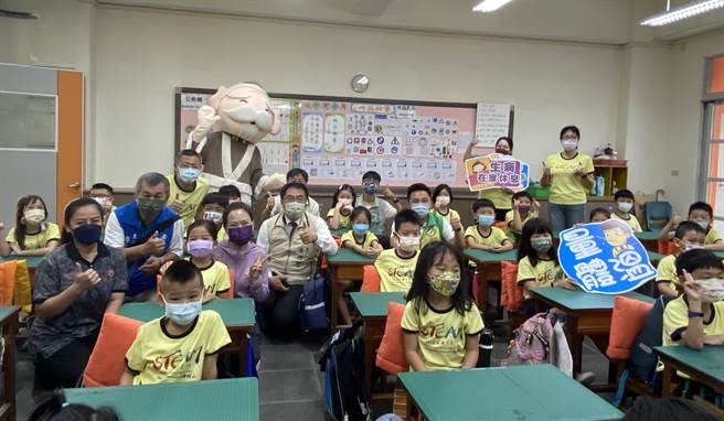 开学首日，台南市长黄伟哲今天到新南国小关心校园防疫。（曹婷婷摄）