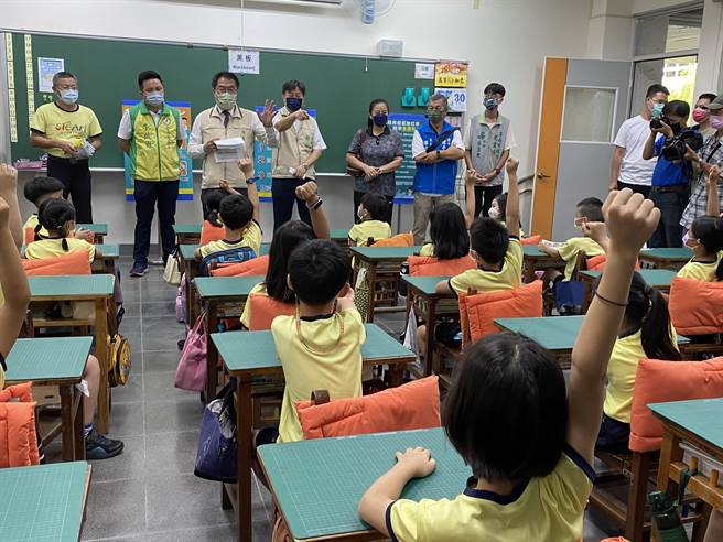 开学首日，台南市长黄伟哲今天到新南国小关心校园防疫。（曹婷婷摄）