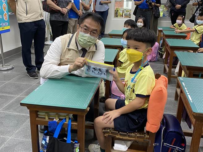 开学首日，台南市长黄伟哲今天到新南国小考学生防疫观念，学生抢答获得奖品。（曹婷婷摄）