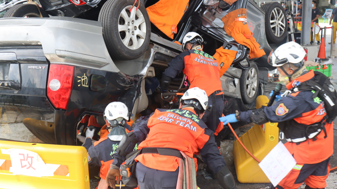 比赛主要以标准脱困及复杂脱困等初、复赛情境，除了在有限的时间内把待救者救出，同时还得依序进行观察、安全、接近、开创、脱困等步骤。(新北市消防局提供)