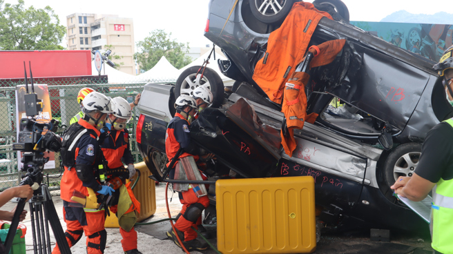 比赛主要以标准脱困及复杂脱困等初、复赛情境，除了在有限的时间内把待救者救出，同时还得依序进行观察、安全、接近、开创、脱困等步骤。(新北市消防局提供)