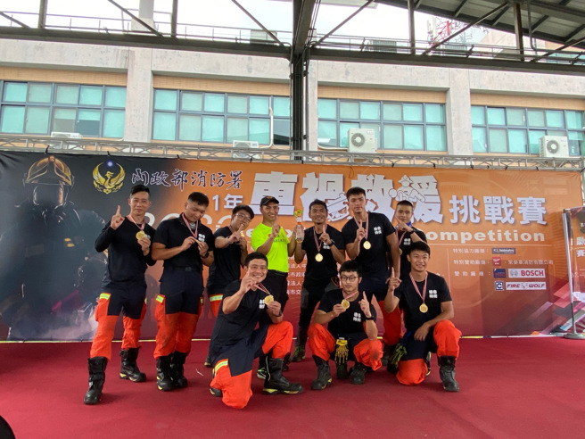 全国车祸救援挑战赛，新北消防勇夺第一。(新北市消防局提供)