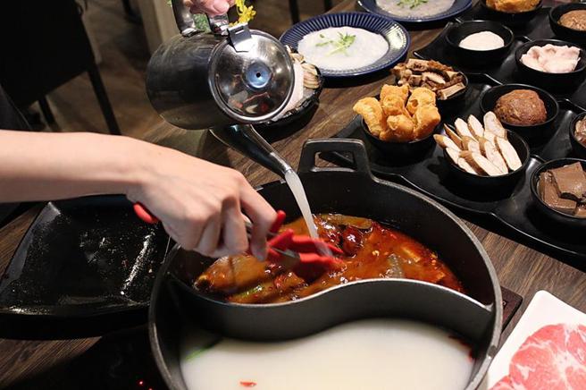 （肉多多火锅庆祝第50家直营店开幕，9月1日至10月31日三人同行前用餐，其中一锅汤底免费升级为招牌「爆炒川府麻辣汤」。图／肉多多火锅提供）