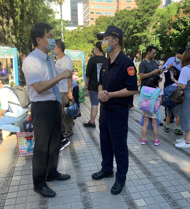 信义警分局维护校园及学生安全。(翻摄/叶庭欣)