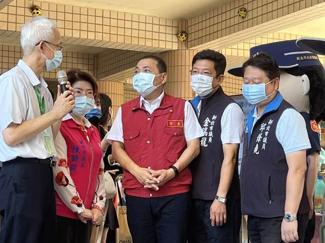 侯友宜上午到光復國小視察開學情形。（王揚傑攝）