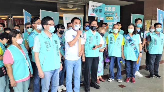 苗栗議長鍾東錦（前左三）前往領表，並拋藍白合作，盼望民眾黨給予支持。（李京昇攝）