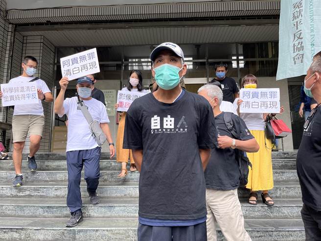 纏訟15年、林金貴槍殺計程車司機疑案，再審更二審又出現戲劇性逆轉，判林男（中黑衣者）無罪。（袁庭堯攝）