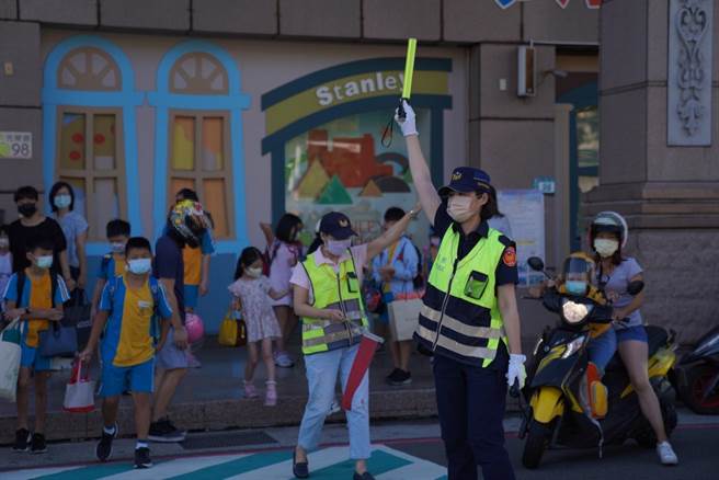 今(30)日是全國的中、小學的開學日，為保護學生在上下學時段的人身安全，三重、蘆洲、淡水及新莊等警分局紛紛執行護童專案。(蘆洲警分局提供)