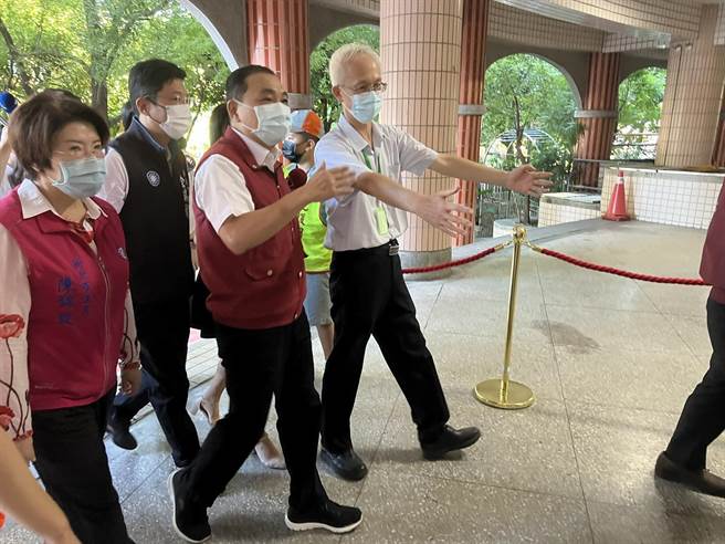 侯友宜上午到光復國小視察開學情形。（王揚傑攝）