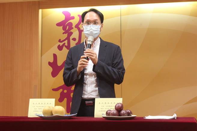 新北市衛生局抽驗中秋應景食品，副局長許朝程表示，2件水果農藥超標下架。（陳慰慈攝）