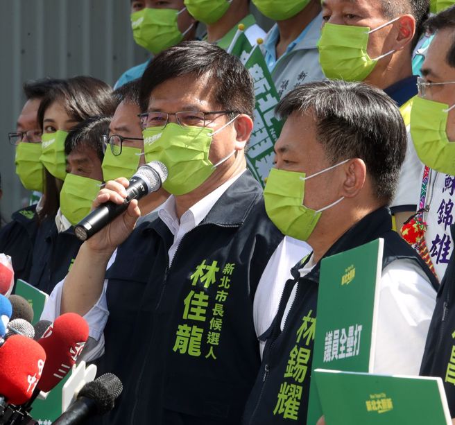 民進黨新北市長參選人林佳龍（中）30日到新北市選舉委員會登記參選，登記後，林佳龍在場外發表談話。（劉宗龍攝）