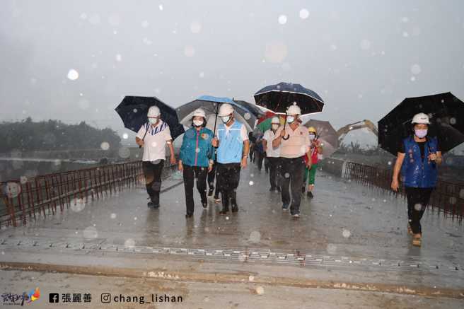 雲林縣長張麗善（左二）昨在大雨中視察善諸橋工地。（圖 / 翻攝自張麗善臉書）