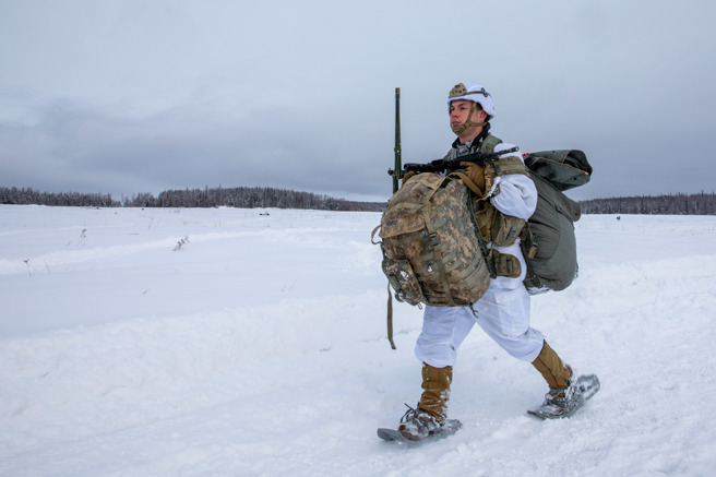  第25步兵师 第 4 步兵旅级战斗队，501 空降步兵团一名伞兵正在阿拉斯加受训。（DVIDS)