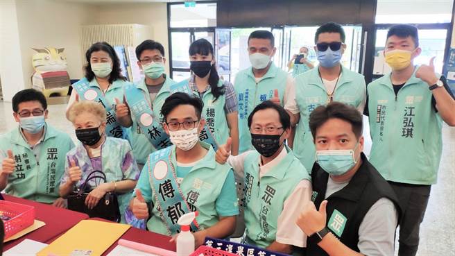 民眾黨苗栗縣４位議員、７位代表參選人３０日聯合登記。（李京昇攝）