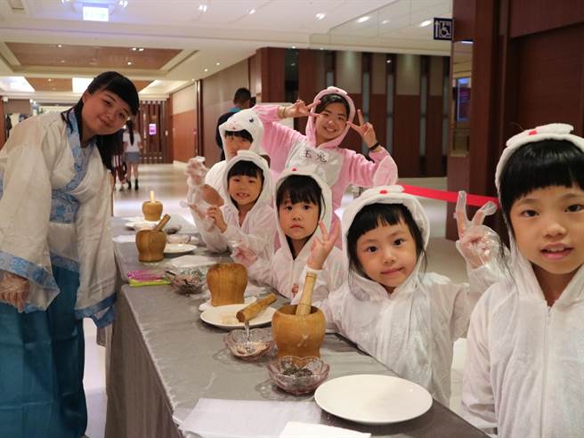 为欢庆中秋佳节丽宝还推出「月饼钱包」、「玉兔灯笼」、「手工麻糬制作」DIY专属中秋。（丽宝乐园渡假区提供）