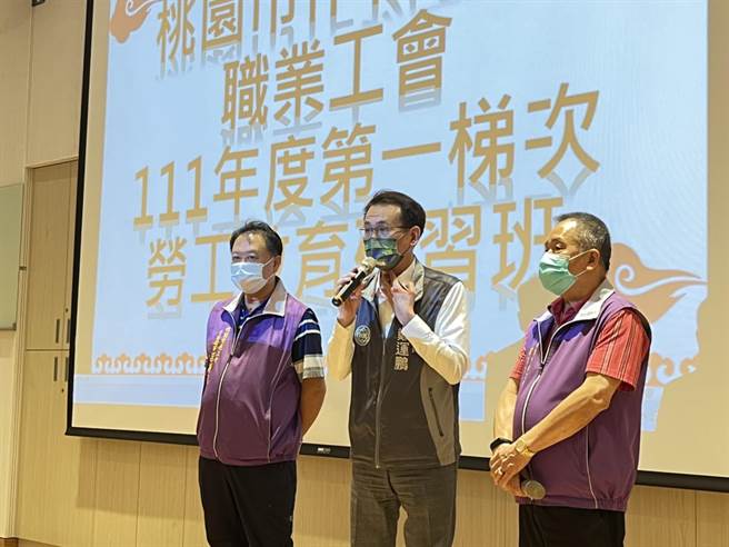 國民黨桃園市長參選人張善政今遭媒體爆料也涉嫌抄襲，對此民進黨桃園市長參選人鄭運鵬表示，「我不會要求他為此退選，但請給出防弊政見」。（陳夢茹攝）