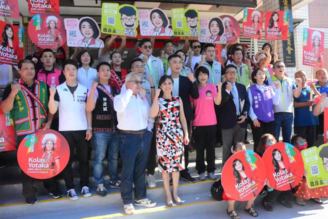 Kolas Yotaka在支持者陪同完成参选登记，并下战帖邀徐榛蔚公开辩论。（王志伟摄）