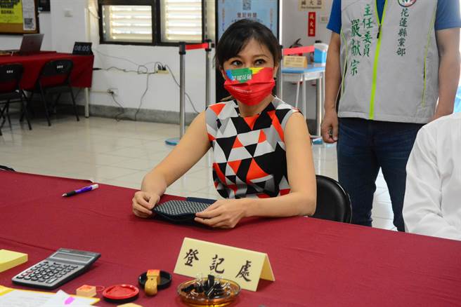 Kolas Yotaka到县选委会完成登记参选县长。（王志伟摄）