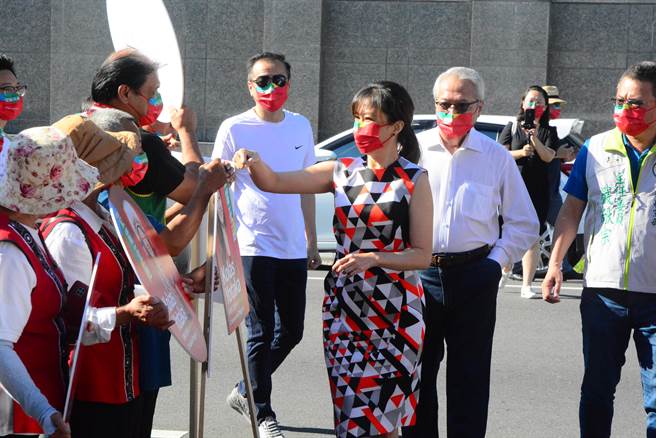 Kolas Yotaka与支持者高喊「荣耀花莲」。（王志伟摄）