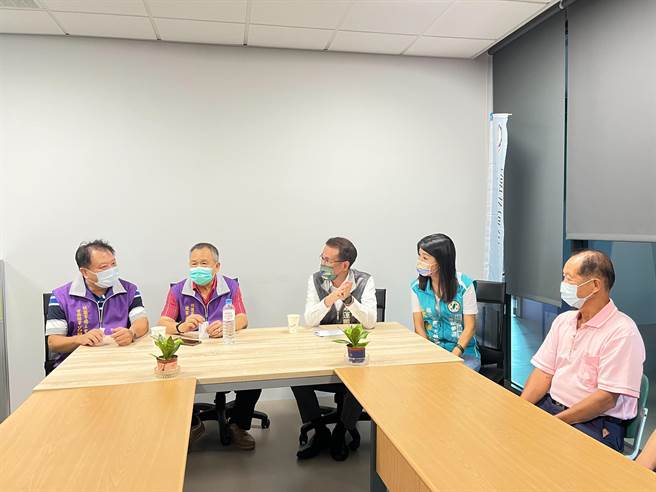 民進黨桃園市長參選人鄭運鵬（左三）30日參加桃園市冰菓冷飲服務職工會教育訓練。（陳夢茹攝）