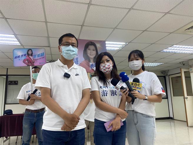 前台北市議員羅智強（左）帶著有「小游淑慧」之稱的幕僚鍾明（右），陪同台北市議員游淑慧（中）登記參選。