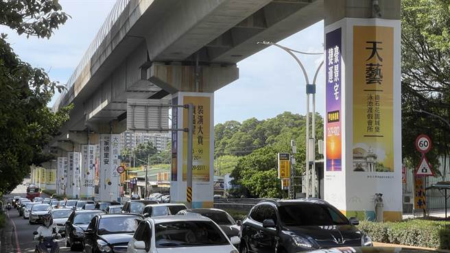 淡海轻轨蹲着充斥大量建商广告。（吕健豪摄）