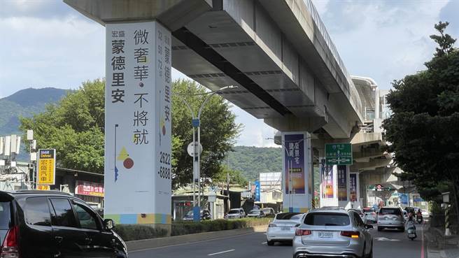 新北捷运公司表示，墩柱对外公开招摽，让有宣传需求的厂商投放广告，并非只针对建商。（吕健豪摄）