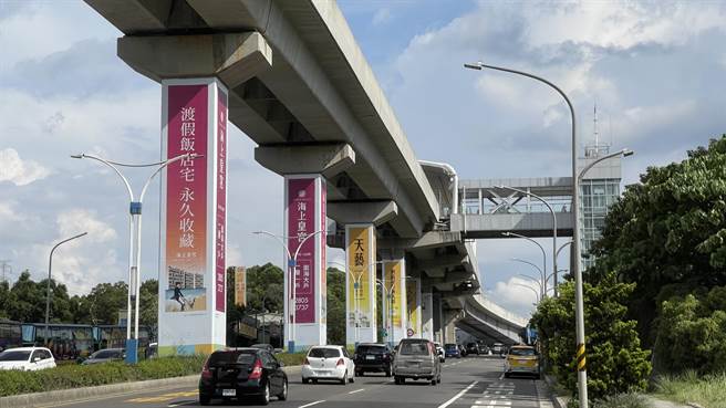市议员陈伟杰建议，应将降低比例，或与公益性质广告穿插放置，才不会看起来都在卖房子。（吕健豪摄）