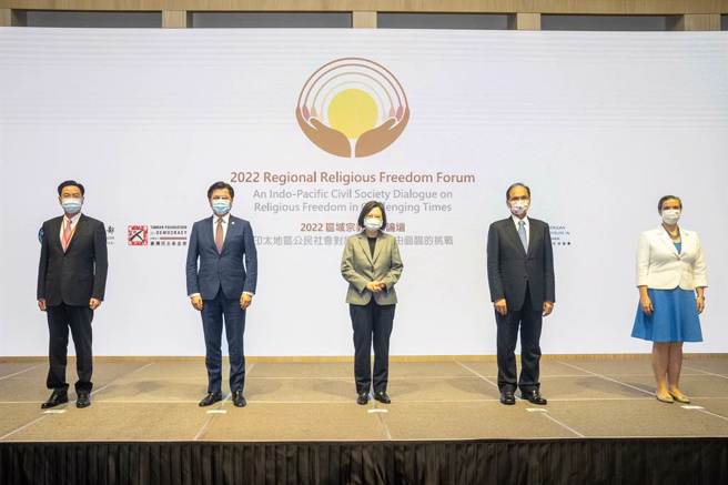 蔡英文总统、立法院长游锡堃、AIT处长孙晓雅（Sandra Oudkirk）出席2022年区域宗教自由论坛。(游锡堃办公室提供)
