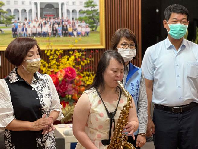 32歲唐氏症患者周以嘉搶先演奏薩克斯風。（柯宗緯攝）