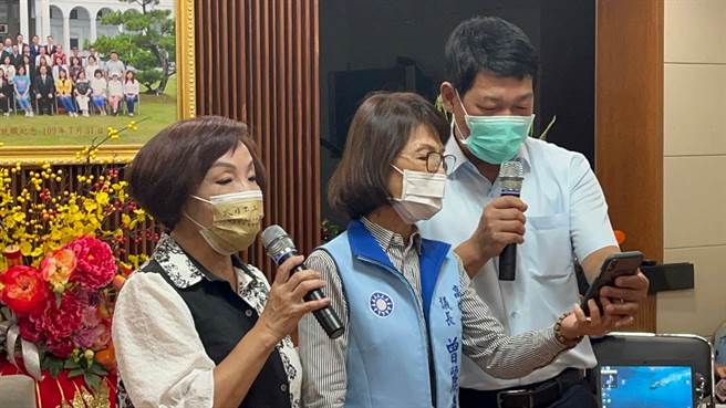 高市議會國民黨團總召童燕珍與無黨團結聯盟總召朱信強、高市議長曾麗燕搶先合唱「愛拚就會贏」。（柯宗緯攝）