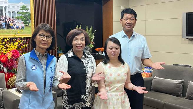 高市議會國民黨團總召童燕珍發起的「燕飛翔慈善演唱會」，9月6日將於高市文化中心登場，今舉辦行前記者會。（柯宗緯攝）