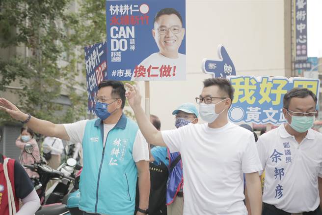 國民黨新竹市長參選人林耕仁（左）30日在國民黨前主席江啟臣等陪同下，在市區徒步拜票。（林耕仁提供／陳育賢新竹傳真）