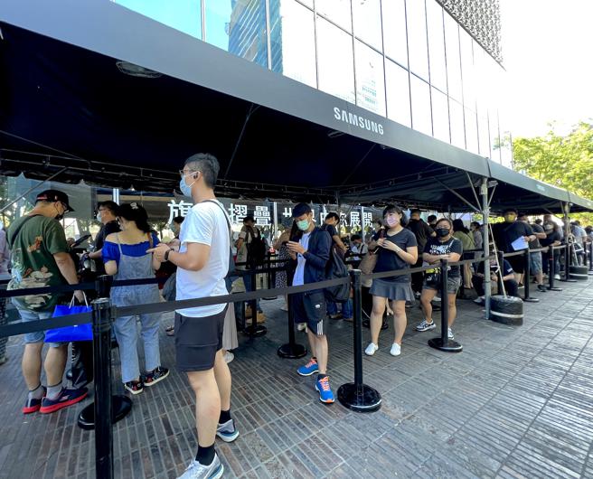 三星今日（30日）就开放于三星智慧馆或三星商城预购全新的Galaxy Z Flip4及Galaxy Z Fold4折迭旗舰手机民眾优先领货，三星微风南山旗舰体验馆再加码送出限量最高4000元的邮政礼券，吸引民眾一大早就来现场排队。（石欣蒨摄）