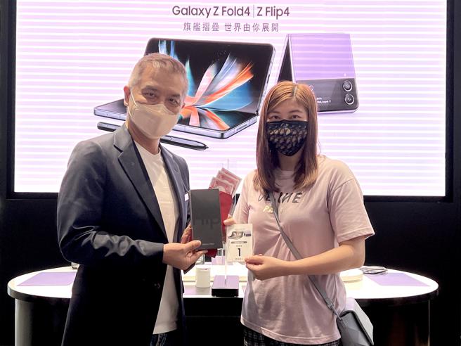 今日（30日）抢到头香的民眾徐小姐此次就从Galaxy S10+，入坑全新的Galaxy Z Flip4 256GB精灵紫色。（石欣蒨摄）